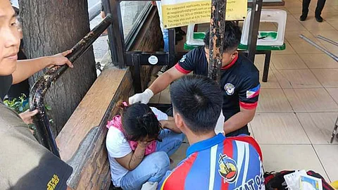 Woman nabbed for snatching girl’s cellphone in Barangay Mabolo