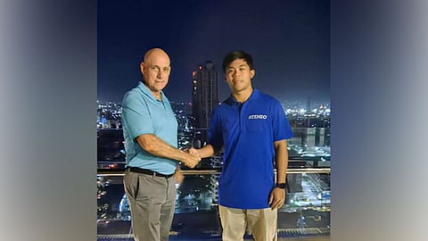 BLUE EAGLES: Naglamano sila si Ateneo Blue Eagles coach Tab Baldwin (wa) ug Jared Bahay (tuo) human nahimong opisyal ang pagbalhin sa numero unong high school basketball player sa nasod sa Blue Eagles. / TAMPO