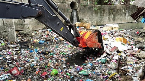 KINALUMSAN RIVER: Ang mga basura sa Kinalumsan River sa habig sa Barangay Labangon, dakbayan sa Sugbo nga gilimpiyuhan sa barangay ubos sa liderto ni Barangay Captain Derrick Yap. Makita sa taas nga hulagway ang nalimpiyo na nga suba. / Tampo