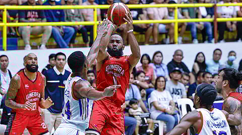 TOP 4: Miitsa si Ginebra Gin Kings guard Stanley Pringle batok sa NLEX Road Warriors ning aktuha sa usa ka out-of-town game sa PBA Commissioner’s Cup niadtong Sabado sa gabii, Enero 13, 2024, sa Legazpi, Albay. Midaog ang Gin Kings ning sangkaa nga maoiy nagpasulod kanila sa Top 4.