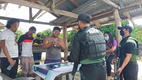 BUY-BUST: Ang Philippine Drug Enforcement Agency (PDEA) ug mga sakop sa Siquijor Police Provincial Office (SPPO) uban sa Larena Municipal Drug Enforcement Unit atol sa buy-bust sa Barangay Cangmalalag, lungsod sa Larena, alas 11:10 sa buntag, Huwebes sa buntag, Enero 11, 2024.