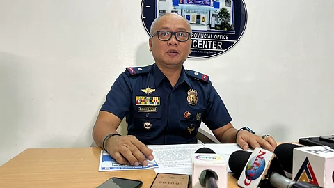 MIPASIDAAN: Si Police Major Windel Abellana, information officer sa Cebu City Police Offce (CPPO), nihatag og pasidaan batok sa pagkatap sa social media sa sayop nga kasayuran sa giingong pagpakatap sa Banakon o King cobra.