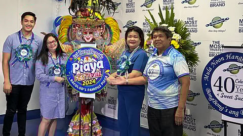 UNVEILING. Ma. Lomer Cañedo Villan (2nd from left), founder of BongBong’s finest delicacies, leads the unveiling of their planned Piaya Festival to be held in the City of Bacolod, a highlight of the pasalubong company’s 40th anniversary, January 22. Bacolod City Councilor Jason Villarosa, DOT-6 Chief Tourism Regulations Offcer Jennylind Cordero, Toots Jimenez, PR and External Affairs Officer joins her during their anniversary celebration held at the firm’s main Pasalubong Center in Brgy. Alijis, Bacolod City.