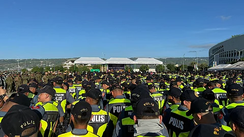 MOBANTAY: Niadtong Miyerkules sa buntag, Enero 10, 2023, labing minos 3,000 ka security personnel sa Sinulog 2024 ang ningtambong sa send off ceremony sa South Road Properties (SRP). Tipik kanila mobantay sa Sinulog sa Siyudad ug Sinulog sa Lalawigan.