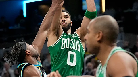 SEASON-HIGH: Miitsa si Boston Celtics forward Jayson Tatum (0) batok ni Indiana Pacers guard Buddy Hield ning aktuha sa usa sa mga aksyon sa NBA ning Dominggo, Enero 7, 2024, (PH time) sa NBA. Si Tatum nimugna og 38 puntos lakip na niini ang season-high walo ka three-pointers aron agakon ang Celtics sa kadaugan.