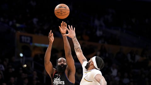 ■ BUNTOG: Miitsa si Los Angeles Clippers guard James Harden (1) atubangan ni Los Angeles Lakers forward Anthony Davis (3) ning aktuha sa usa sa mga aksyon sa NBA ning Lunes, Enero 8, 2024 (PH time). Ning sangkaa, gipangbuntog sa Lakers ang Clippers, 106-103. / AP PHOTO