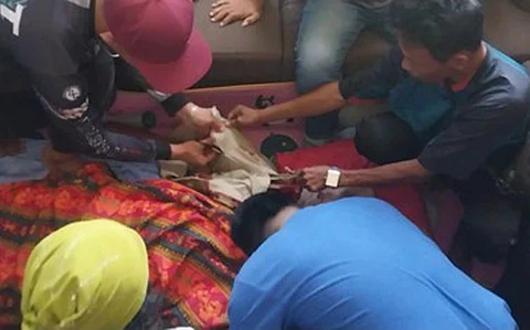 ZAMBOANGA. Police Brigadier General Bowenn Joey Masaudding, Police Regional Office-Zamboanga Peninsula director, on Saturday, January 13, orders the conduct of an in-depth probe over the gun slay of a village chief Benuatan, Dinas, Zamboanga del Sur. A photo handout shows relatives arranging the remains of the slain official for proper burial in accordance with Muslim rites.