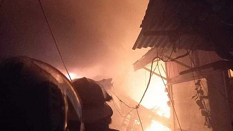 KAYO MIULBO: Ang kayo niulbo pag-ayo atol sa sunog sa dalan B. Suico, Upper Tingub, Syudad sa Mandaue, alas 8:02 sa gabii, Sabado, Pebrero 3, 2024.