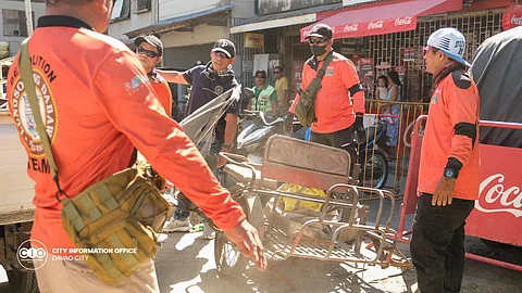 In order to ensure road accessibility especially during emergencies, a road clearing operation was conducted on Friday morning in Barangay 31-D. Teams from the Ancillary Services Unit, Public Safety and Security Office, City Engineer’s Office, City Transport and Traffic Management Office, City Disaster Risk Reduction and Management Office, City Economic Enterprise, and the Davao City Police Office led the road clearing operations in coordination with the barangay council.