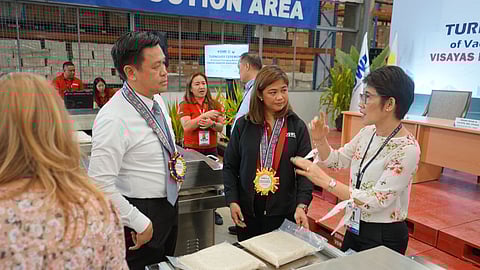 Si DSWD Undersecretary Diane Rose S. Cajipe, George Kenneth Lee sa LDS, ug DSWD 7 Regional Director Shalaine Marie S. Lucero atol sa vacuum machine test./TAMPO