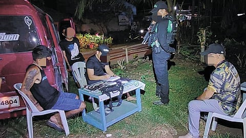 SURRENDERER: Giimbentaryo sa mga otoridad ang ilegal nga drugas ug uban pa nga nasakmit gikan kang Jufer Belmoro, 40, sa buy-bust. Ang suspek gitumbok nga drug surrenderer.