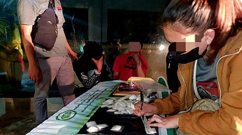 DINAKPAN: Ang duha ka mga suspek nga nakuhaan og P2 milyunes nga balor sa gituohang shabu atol sa buy-bust sa Brgy. Malubog, dakbayan sa Sugbo, alas 7:40 sa gabii sa Martes, Pebrero 6, 2024.