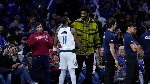 TAGAD: Nagtinagdanay sila si Dallas Mavericks guard Kyrie Irving (11) ug ang adunay angol nga si Philadelphia 76ers center Joel Embiid sa 2nd half atol sa duwa sa duha ka mga kampo ning Martes, Pebrero 6, 2024 (PH time) sa NBA. /