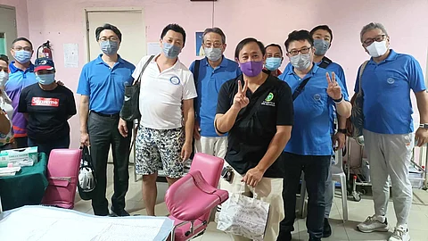 Kyoto Rotarians inspects the existing clinic with Municipal Health Officer Dr. Raymund Moguad (4th from left)
