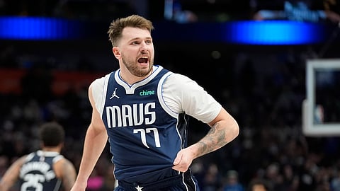 MIPALAG: Si Dallas Mavericks guard Luka Doncic (77) miprotesta sa no-call sa referees atol sa NBA basketball game batok sa Washington Wizards sa Dallas, Pebrero 13, 2024 (RP time). Si Doncic naangol apan mitabang sa Dallas aron dag-on ang duwa.