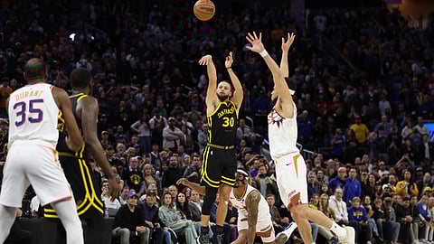 WINNING MOMENT. Golden State Warriors guard Stephen Curry shoots a game-winner three over Phoenix Suns guards Devin Booker (right) and Bradley Beal (back center) in NBA regular season game in San Francisco. /=