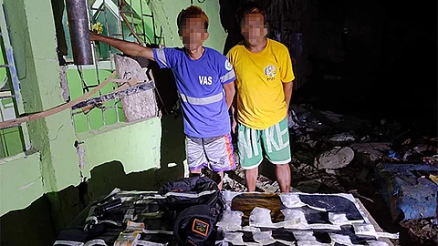 MGA SUSPEK: Sila si Egie Abenes Relampagos, 30, mananagat, dunay kapuyo, taga Sityo Rattan sa Tanke ug Randy Mabala Daan, 34, ulitawo, drayber sa e-bike, nasikop sa buy-bust sa Sityo San Rafael, Barangay Tanke, siyudad sa Talisay, alas 7:59 sa gabii sa Huwebes, Pebrero 8, 2024. / gikan sa Talisay Police Station
