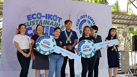 MANILA. CORA Philippines Executive Director Antoinette Taus (leftmost), USAid Deputy Assistant Administrator Sara Borodin (second from left), Koica Country Director Kim Eunsub (center), OSEAN CEO Dr. Sunwook Hong (second from right), and Korean Embassy Vice Consul Jong-Mi Lee (rightmost) join CORA partners (holding the keys) to launch additional Eco-Ikot Centers.