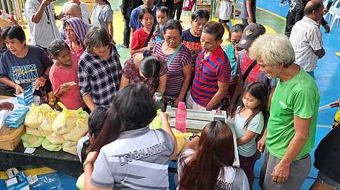 SENIOR CITIZENS receive rice and cans of beef loaf during the Hatud Pangalagad in Barangay Hingatmonan, Balamban on Nov. 22, 2023.
/ ALAGAD SA BALAMBAN FB PAGE