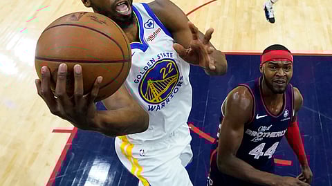 DEEPNSA: Nalutsan ni Golden State Warriors forward Andrew Wiggins (22) ang depensa ni Paul Reed sa Philadelphia 76ers ning aktuha sa usa sa mga aksyon sa NBA ning huwebes, Pebrero 8, 2024 (PH time).