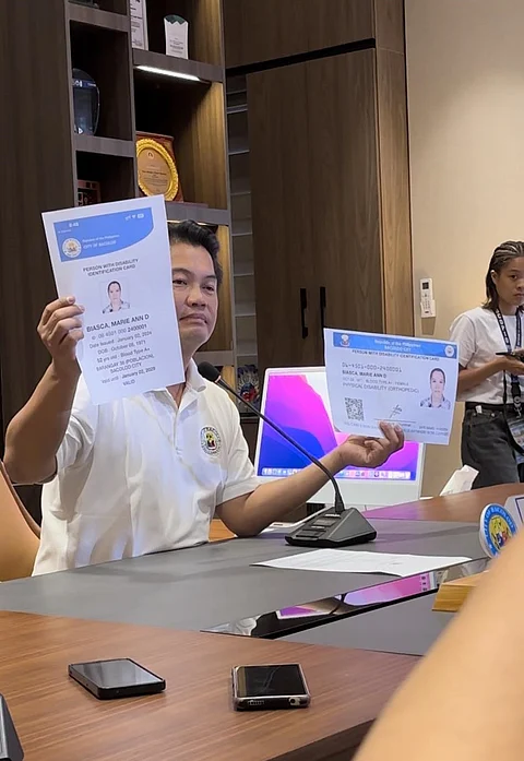 Bacolod City Mayor Alfredo Benitez, in a press conference Monday, February 5, shows copies of Senior Citizen and Person with Disabilities cards that have QR codes.