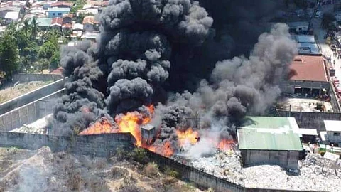 ■ DAKONG SUNOG: Kini ang aerial view sa dakong bodega sa plastic ug mga karton nga nasunog sa White Road, Barangay Inayawan, Siyudad sa Sugbo, alas 12:05 sa hapon, Huwebes, Marco 21, 2024. Estorya naa sa pahina 2. / gikan sa Fb post sa United Skeptron Responder Ramsta