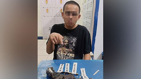 NAKUPTAN: Si Jose Abraham Flores, 19, taga Sanciangko St., Barangay Kamagayan, Dakbayan sa Sugbo, nadakpan human niresponde ang mga polis sa pagpangayo og tabang sa usa ka dalaga nga giingong kuhaan unta nila og cell phone alas 10:30 sa Biyernes sa gabii sa Brgy. Apas, dakbayan sa Sugbo. / TAMPO SA MABOLO POLICE