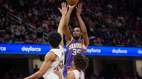 NBA: Miitsa si Phoenix Suns’ superstar Kevin Durant atubangan sa depensa nila ni Jarrett Allen (wa) ug Craig Porter (tuo) sa Cleveland Cavaliers ning aktuha sa usa sa mga aksyon sa NBA ning Martes, Marso 12, 2024 (PH time) sa NBA. /