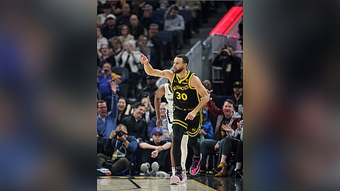 ■ KASAYSAYAN: Nagsaulog si Golden State Warriors superstar Stephen Curry human siya nakapasulod og tres batok sa Memphis Grizzlies ning Huwebes, Marso 21, 2024 (PH time) sa NBA. Ning sangkaa, mikulit og kasaysayan si Curry dihang nakaabot na sab siya’g 300 ka three-pointers sa usa ka season sulod sa ikalima na nga higayon. / AP PHOTO