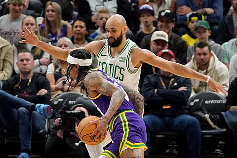 DEPENSA: Nangita’g paagi si Utah Jazz Fil-Am star Jordan Clarkson aron malutsan ang pilit nga depensa ni Boston Celtics guard Derrick White ning aktuha sa usa sa mga aksyon sa NBA ning Miyerkules, Marso 13, 2024 (PH time). /