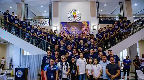 DUWA NA: Ang delegasyon sa PBA All-Star Game kauban ang mga opisyales sa Bacolod City. / Hulagway sa PBA Images