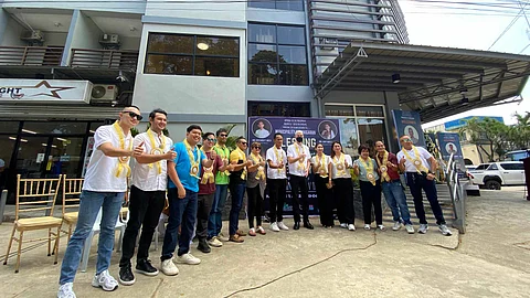 INAUGURATION. Negros Occidental Gov. Eugenio Jose Lacson joins Mayor Jose Nadine Arceo, Vice Mayor Mary Grace Arceo, and town officials during the inauguration and blessing, Mar. 21, of Hinigaran’s newest government-owned accommodation and commercial space, Hinugyaw Inn.