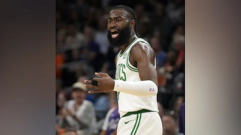 TECHNICAL FOUL: Mi-react si Boston Celtics guard Jaylen Brown human siya natawagan og technical foul sa referee atol sa ilang duwa batok sa Phoenix Suns ning Biyernes, Marso 15, 2024 (PH time) sa NBA. / AP PHOTO