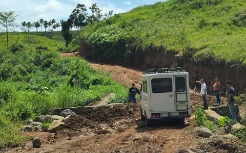 MUDDY ROAD. A vehicle gets stuck in the mud on the road leading to Tamlang Valley in Negros Oriental in this undated photo. The provincial government of Negros Oriental is pushing for a PHP 120-billion road network that would connect at least three towns to Tamlang Valley, once known as a no-man's land due to the communist insurgency.