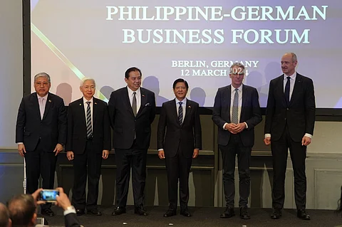 From L to R: Department of Foreign Affairs Secretary Enrique Manalo, Department of Trade and Industry Secretary Fred Pascual, House of Representatives Speaker Ferdinand Martin Romualdez, President Ferdinand Marcos Jr., German Federal Ministry of Economic Affairs and Climate Action (BMWK) Parliamentary State Secretary Stefan Wenzel, Siemens AG President and Chief Executive Officer Dr. Roland Busch
