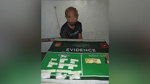 ■ BUY-BUST: Ang giilang high value individual (HVI) nga Rhandel Cardenas Rizon nasikop sa mga sakop sa Police Station 1 sa Mandaue City Police Station (MCPO) atol sa buy-bust sa Sityo Abra, Brgy. Alang-Alang, alas 10:50 sa gabii, Miyerkules, Marso 20, 2024. / Gikan sa MCPO