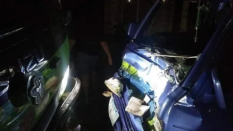 ■ MIDASMAG: Nabangga ang usa ka firetruck sa lungsod sa Madrijedos, isla sa Bantayan sa usa ka multicab dihang nidagan kini bisan way driver samtang mga bombero nitubag sa sunog sa Brgy. Ticad , lungsod sa Bantayan. Unang gidaro niini ang 17 ka mga tawo, usa niini namatay. Estorya sa pahina 2. / TAMPO NI EULALIO TECSON