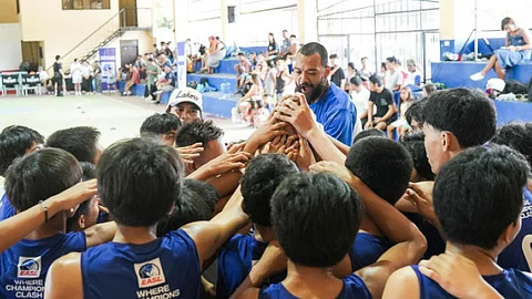 LUCKY KIDS. Participants of the EASL Future Champions Camp get a rare chance to interact with former pro Jay Washington. /