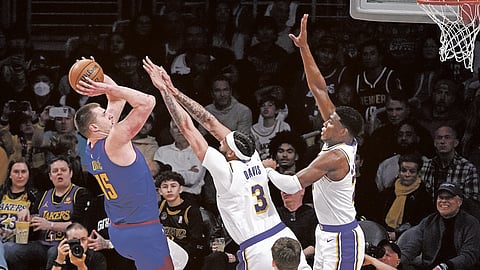 ANG JOKER: Si Nikola Jokic (wala) sa Denver Nuggets miitsa atubangan sa depensa ni Anthony Davis (No. 3) ug Rui Hachimura sa Los Angeles Lakers atol sa ilang duwa didto sa Los Angeles, California.