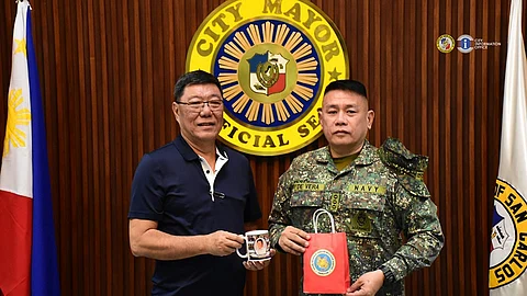 COLLABORATION. San Carlos City Mayor Renato Gustilo (left) and Lt. Col. Hilario De Vera Jr., commander of Naval Reserve Center-Western Visayas, exchange tokens during their meeting at the San Carlos City Hall in Negros Occidental on Thursday (Feb. 29, 2024). The NRCen-WV of the Philippine Navy is seeking a partnership with San Carlos City for the establishment of a mobilization center in northern Negros.