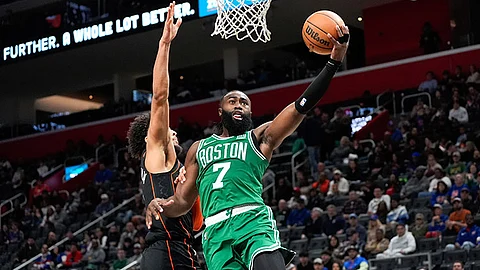 ILISTA NA: Gibiyaan ni Boston Celtics guard Jaylen Brown (No. 7) ang depensa ni Detroit Pistons guard Cade Cunnigham sa NBA game. / AP