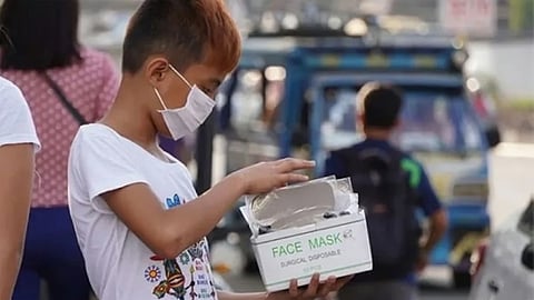 BALIK SA NAANDAN: Tungod sa hulga sa mananakod kaayo nga pertussis nga magpakita og simtomas sa gahi nga hutoy sa ubo ug hilanat, ang publiko giawhag sa pagbalik sa naandan nang buhat niini sa pagsul-ob og face mask. / FILE