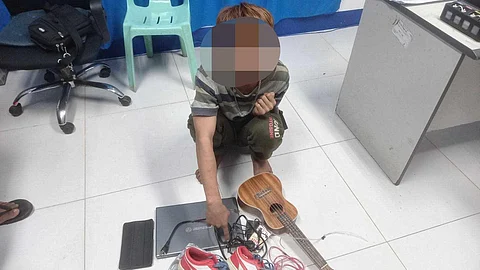 NA-RESCUE: Ang 16 anyos nga na-rescue sa mga polis sa Police Station 1 sa Isla sa Olango, siyudad sa Lapu-Lapu, human nanglungkab sa Talima Elementary School sa Barangay Talima ug nadiskobrehan alas 7:00 sa buntag, Lunes, Marso 11, 2024. ./