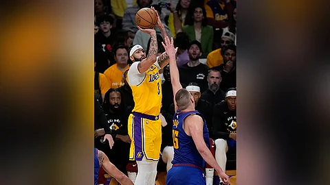 ■ 3-0: Miitsa si Los Angeles Lakers forward Anthony Davis (3) batok kang Denver Nuggets center Nikola Jokic (15) ning aktuha sa usa sa mga aksyon sa NBA ning Biyernes, Abril 26, 2024 (PH time). Midaug ang Nuggets ning sangkaa aron pagposte og 3-0 nga bintaha sa ilang Western Conference 1st round playoff series. / AP PHOTO