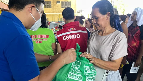 SM distributes 108 Kalinga packs to fire-affected families in Bucana