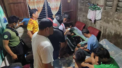 GIRONDA: Gisusi sa mga sakop sa Philippine Drug Enforcement Agency (PDEA 7) ang mga ebidensya nga ilang nakuha sa ilang gironda nga drug den sa Brgy. Basak San Nicolas, dakbayan sa Sugbo. / TAMPO SA PDEA 7