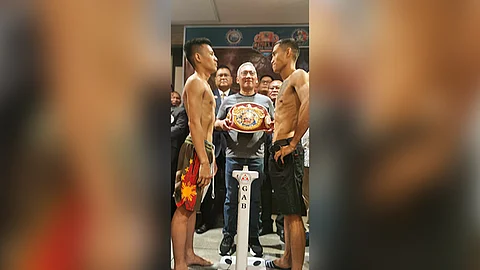 ■ BINUKBOKAY: Nagtinabisay sila si Ramil Macado (tuo) ug Lorenz Dumam-ag (wa) dihang gikuhaan sila og hulagway human sa official weigh-in sa Engkwentro 13 boxing promotion kagahapon, Abril 30, 2024, sa Bai Hotel sa Mandaue City. Naa sa tunga mao si Mandaue City Mayor Jonas Cortes. / ERWIN S. LIRAZAN