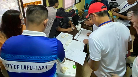 DRUG TEST: Mga opisyal ug kawani sa Dakbayan sa Lapu-Lapu mapailawom na sa random drug test pinasikad sa mga timailhan nga di maayo, sama sa bati nga performance sa trabaho ug kanunay absent. /