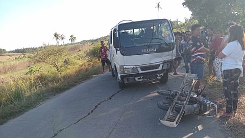 ■ NADASMAGAN: Mao kini ang motorsiklo ug trak nga nagkabangga niadtong Huwebes sa hapon sa Brgy. Ilihan, Tabogon, amihanang Sugbo. / TAMPO SA TABOGON POLICE STATION