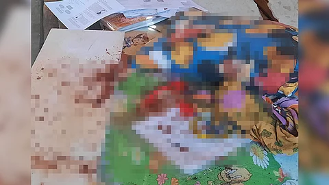 ■ NGANO KAHA? Nagkatag ang mga butang sa module nga gitubag ni Jacqueline Reponte, 14, dihang siya gipusil sa nag-inusara nga gunman nga nisulod sa ilang giabangan nga balay. Unsa kahay motibo? Estorya sa pahina 2. / ARNOLD Y. BUSTAMANTE, dyHP